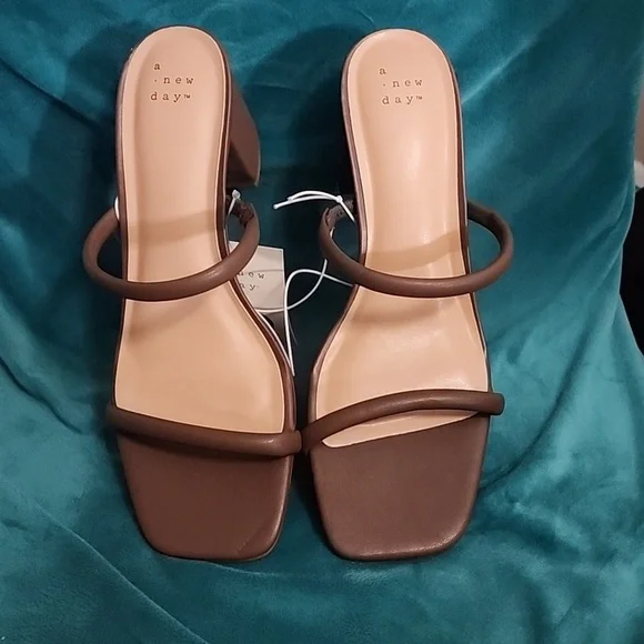 A New Day Rosewood/Cris Sandal NWT - Picture 2 of 4